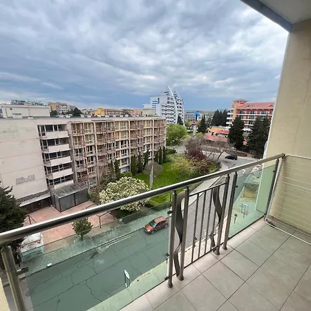 Two-bedroom In Miramar Complex Lejlighed