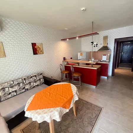 Two-bedroom In Miramar Complex Lejlighed